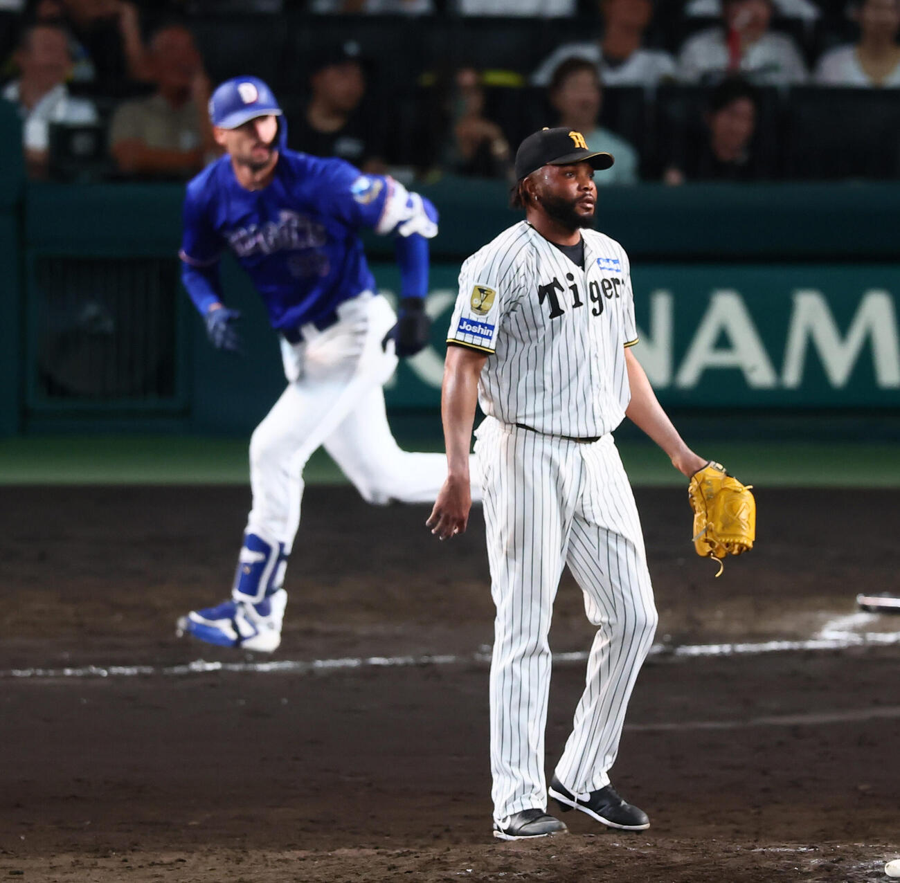 阪神対中日　9回表中日2死二、三塁、ラファエル・ドリスはカイル・マラーに2点左越え適時二塁打を打たれて失点する（撮影・加藤哉）