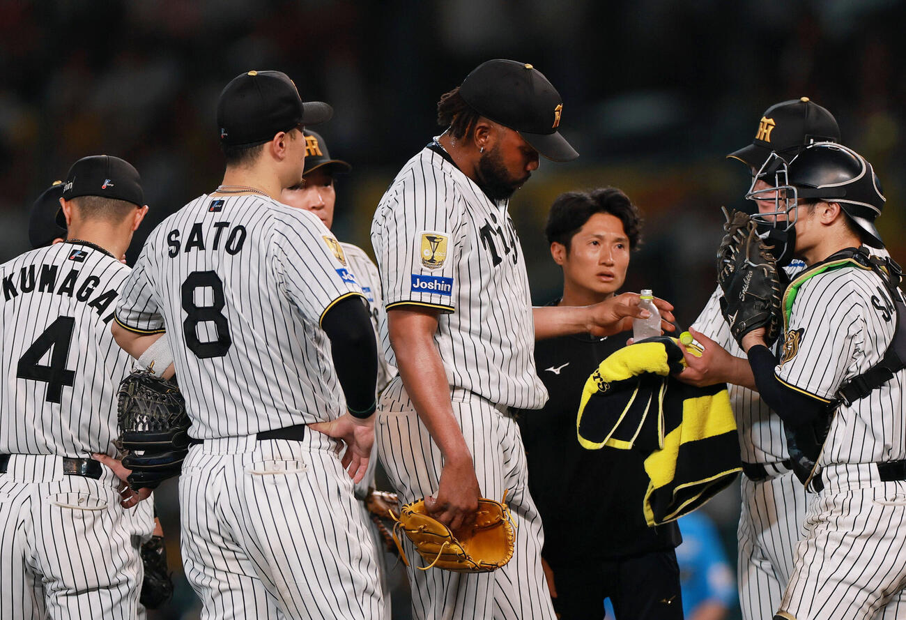 阪神対中日　9回表中日2死一、三塁、ピンチを背負いラファエル・ドリス（中央）のもとに集まる阪神内野陣（撮影・上山淳一）