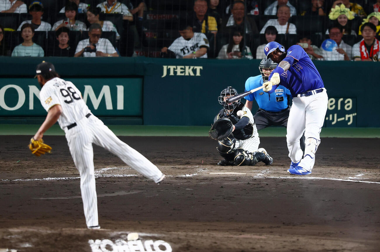阪神対中日　9回表中日無死、ミゲル・サノーは左前打を放つ。投手ラファエル・ドリス（撮影・加藤哉）