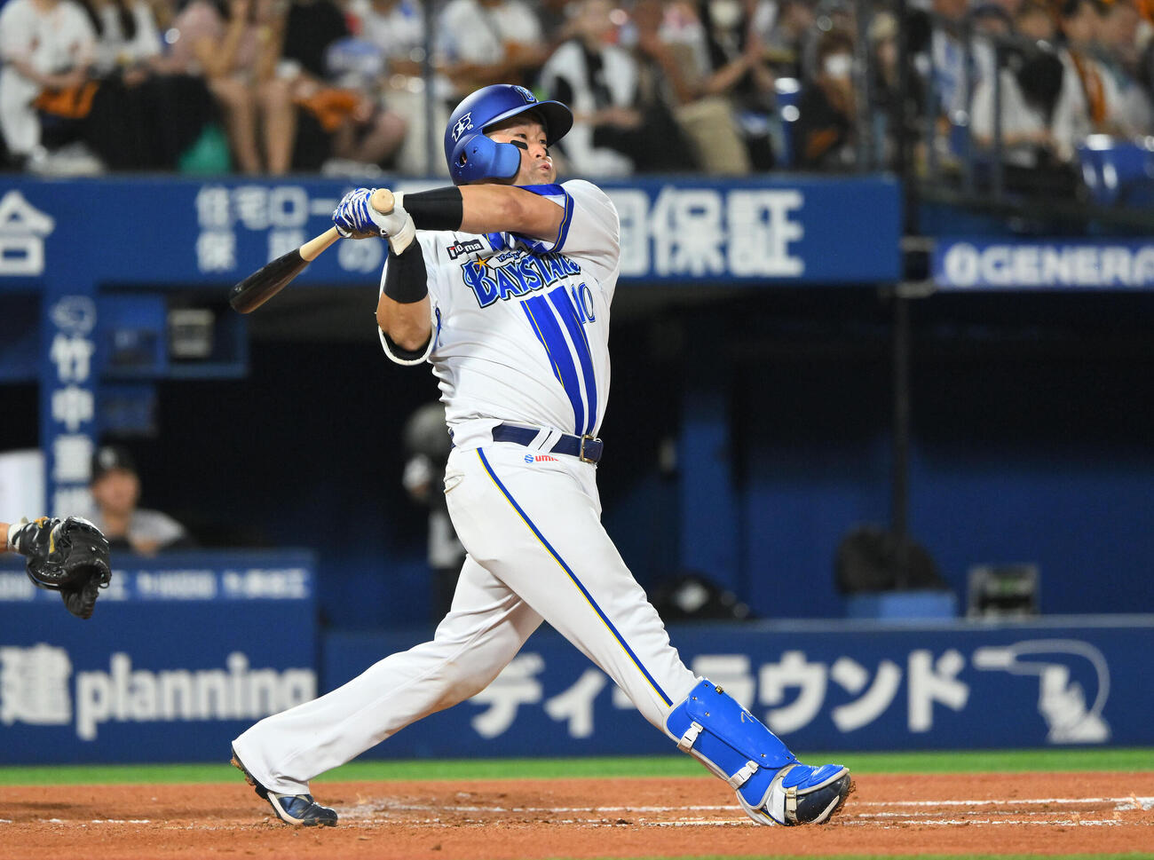 DeNA対巨人　2回裏DeNA1死、戸柱恭孝は右前打を放つ（撮影・滝沢徹郎）