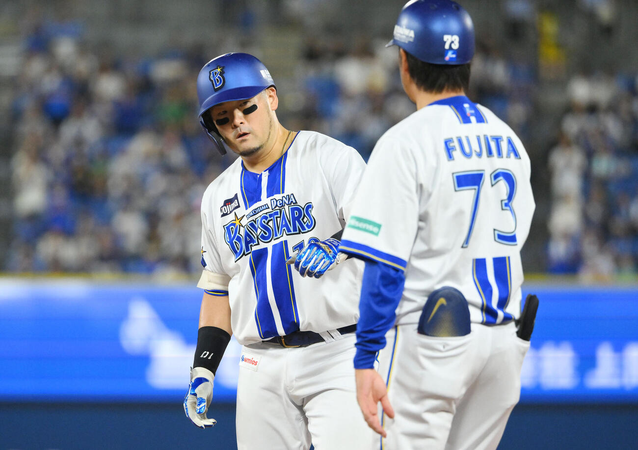 DeNA対巨人　2回裏DeNA1死、戸柱恭孝（左）は右前打を放つ（撮影・滝沢徹郎）