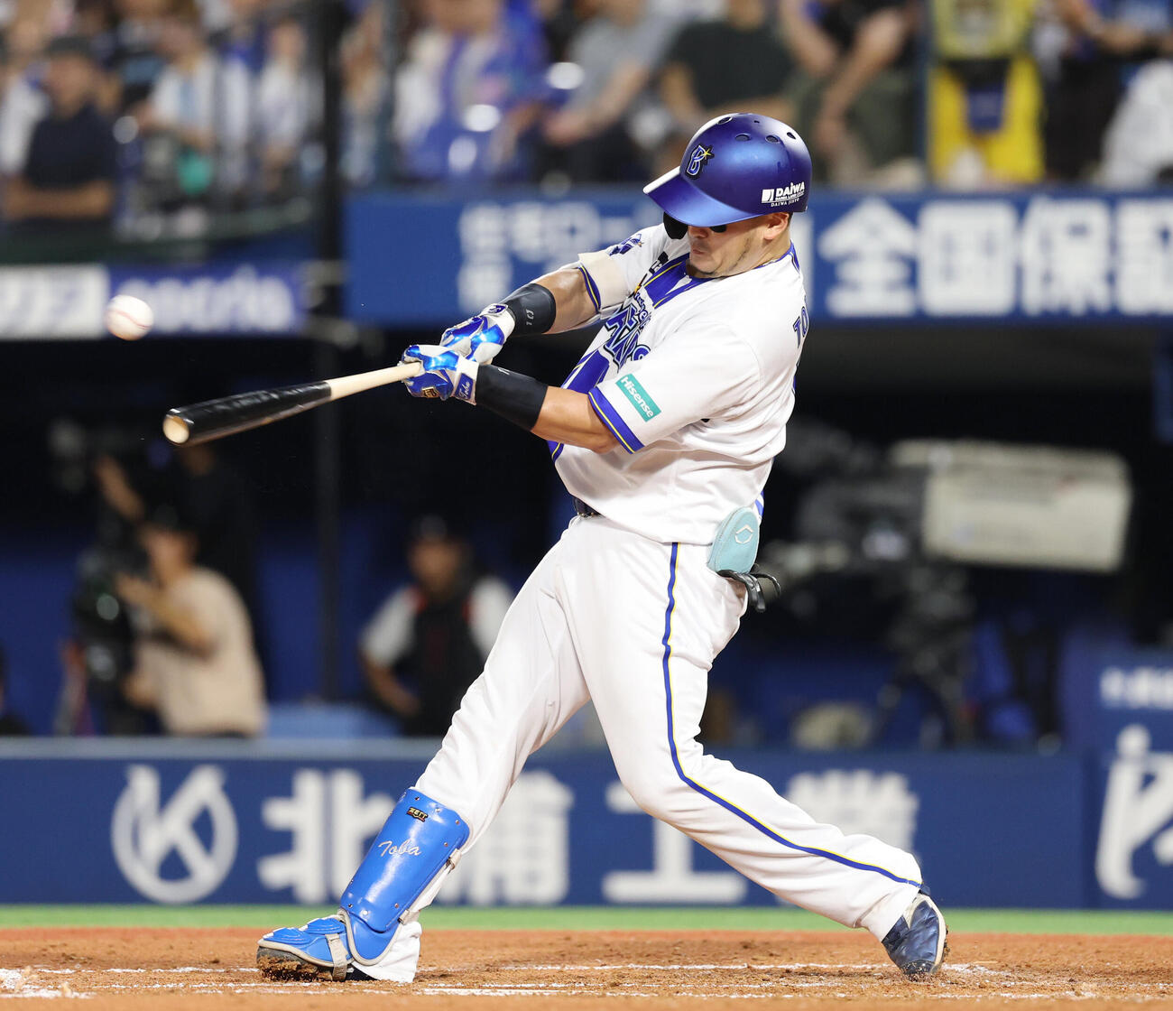 DeNA対巨人　2回裏DeNA1死、安打を放つ戸柱恭孝（撮影・増田悦実）