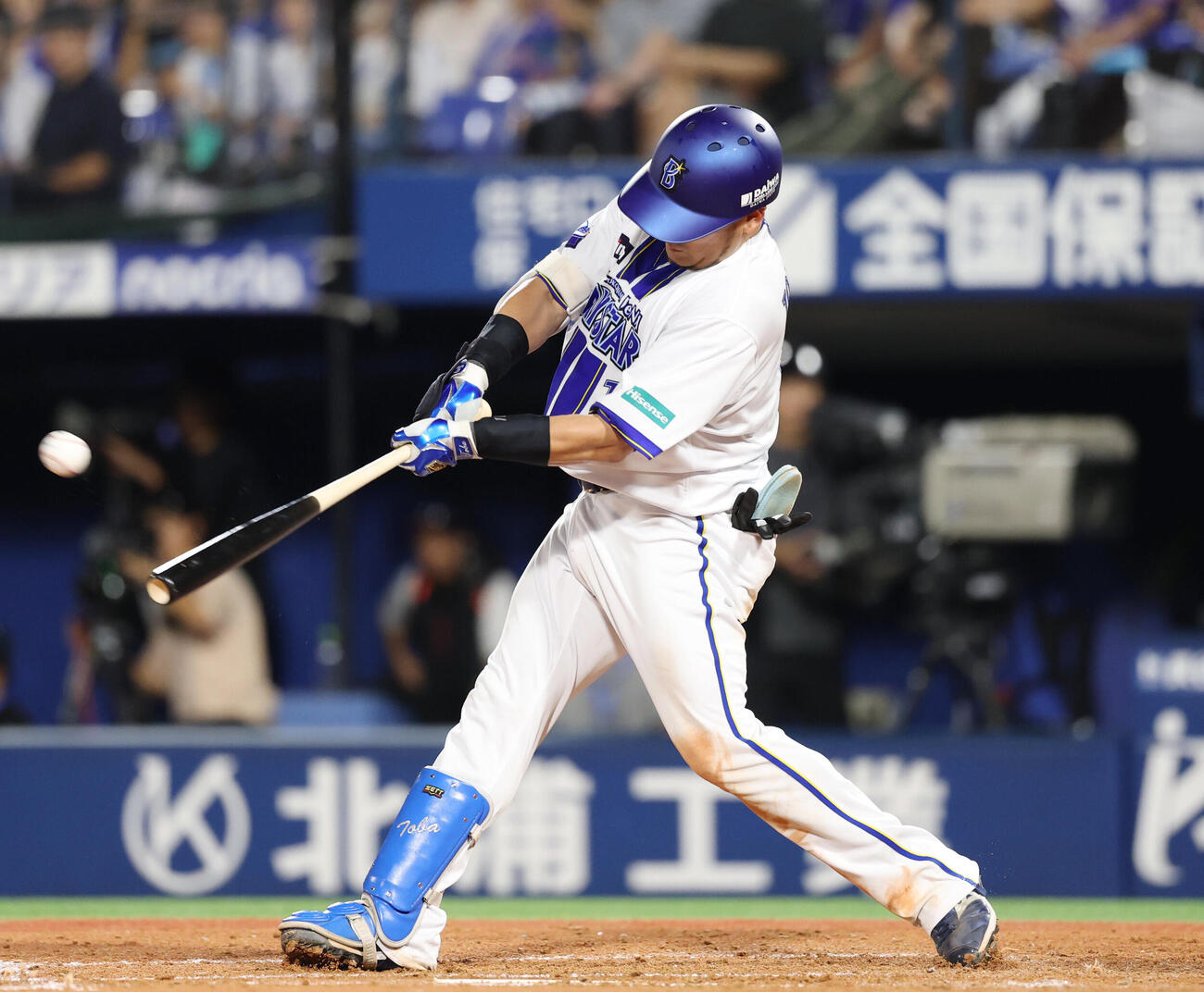 DeNA対巨人　4回裏DeNA1死、安打を放つ戸柱恭孝（撮影・増田悦実）