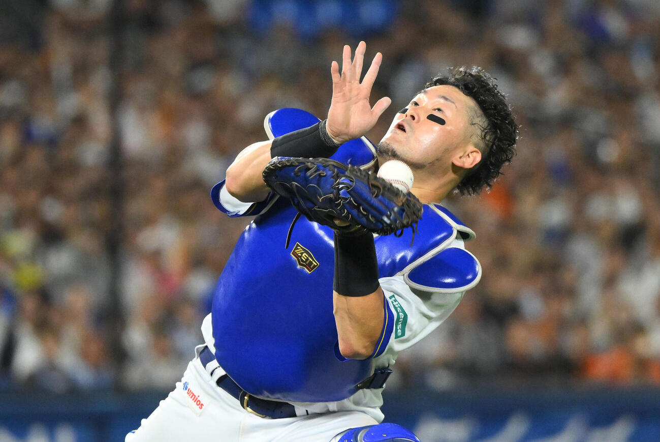 DeNA対巨人　4回表巨人1死一、二塁、代打丸佳浩の捕飛を捕る戸柱恭孝（撮影・滝沢徹郎）