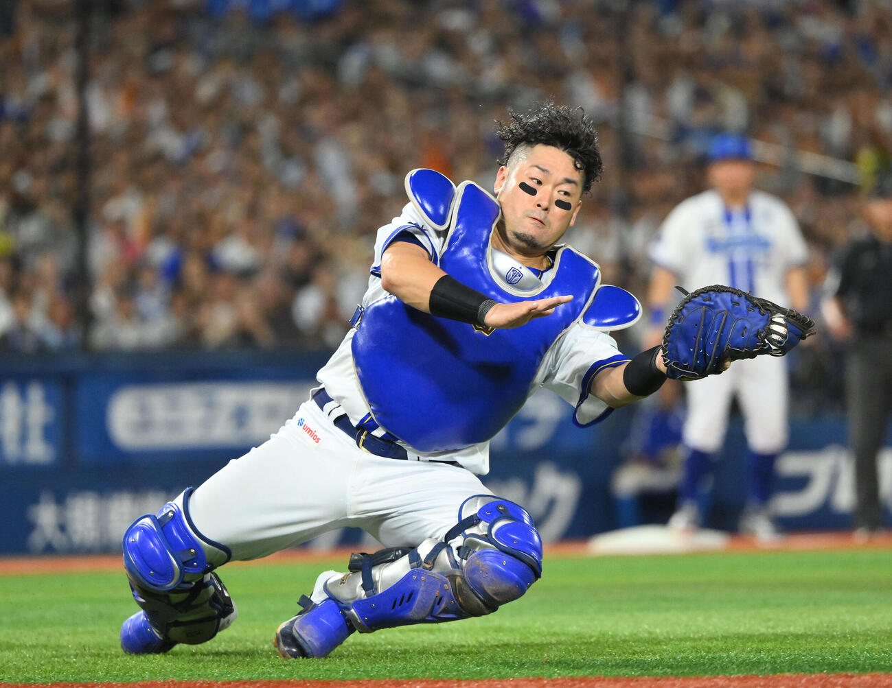 DeNA対巨人　4回表巨人1死一、二塁、代打丸佳浩の捕飛を捕る戸柱恭孝（撮影・滝沢徹郎）