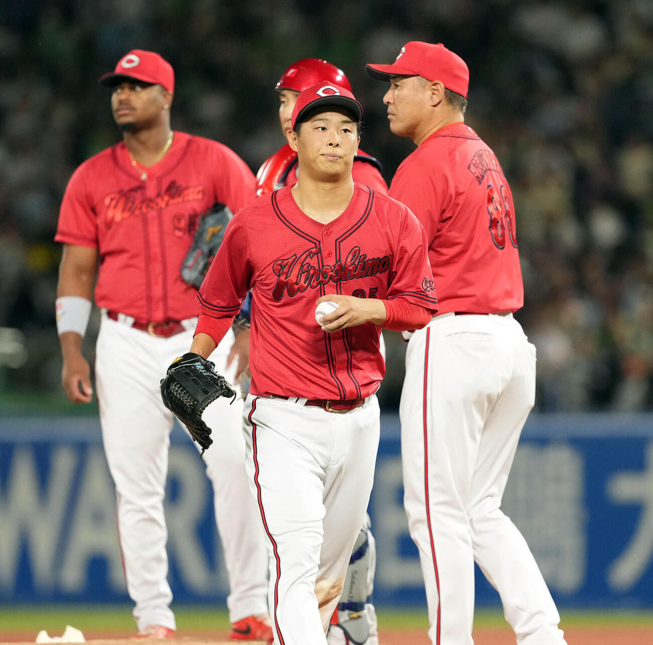 ヤクルト対広島　6回途中でマウンドを降りる広島の先発玉村昇悟（撮影・たえ見朱実）