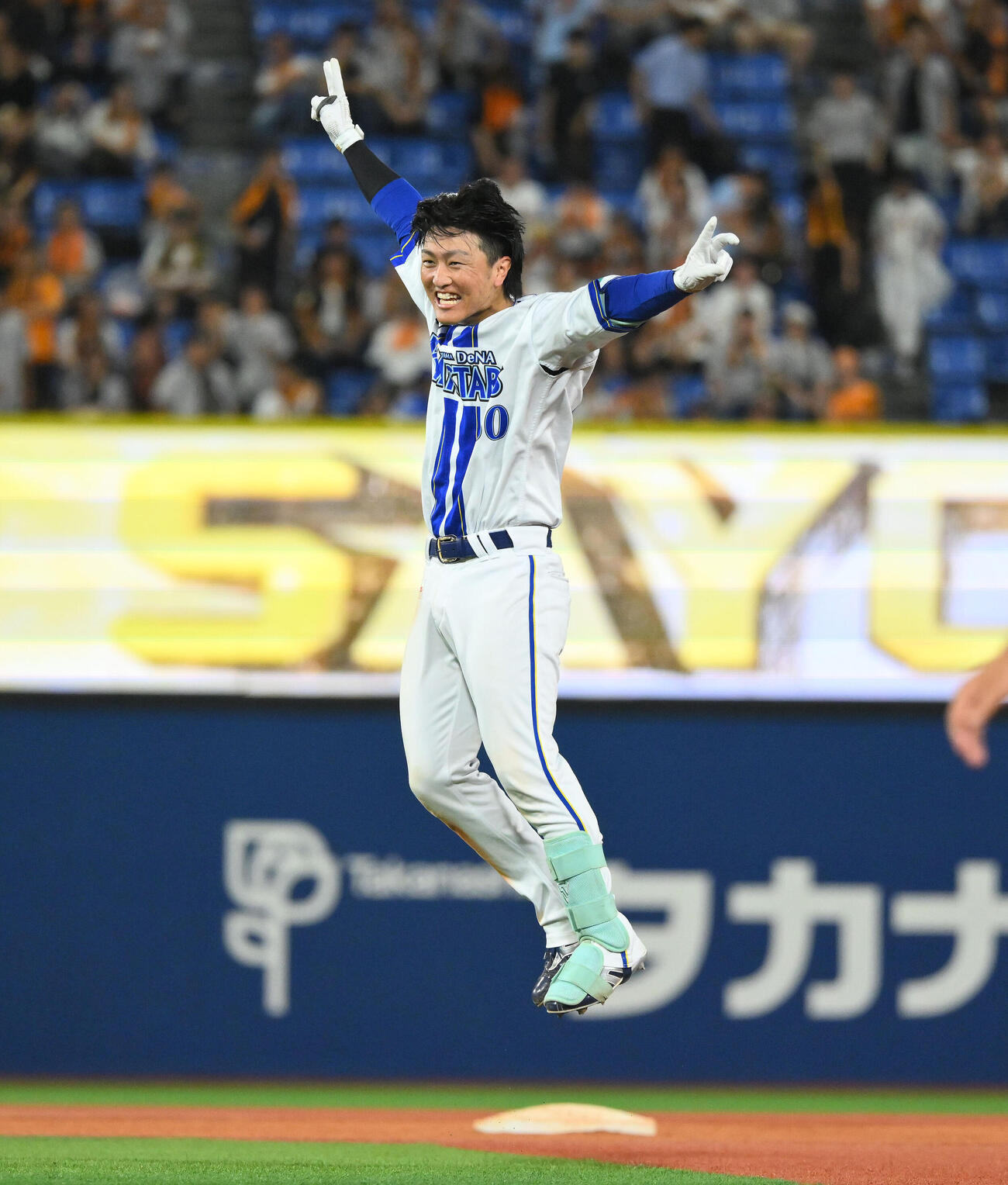 DeNA対巨人　12回裏DeNA無死一、二塁、サヨナラ勝ちに喜ぶ古市尊（撮影・滝沢徹郎）
