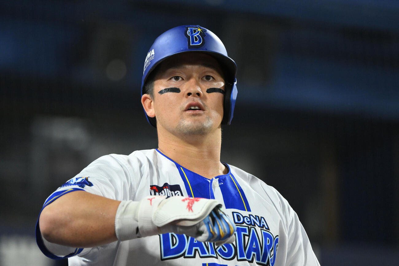 DeNA対巨人　1回裏DeNA2死、先制ソロ本塁打を放った牧秀悟はポーズを決める（撮影・滝沢徹郎）