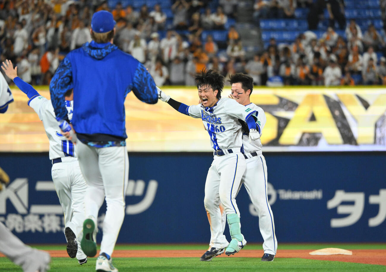 DeNA対巨人　12回裏DeNA無死一、二塁、サヨナラ勝ちに喜ぶ古市尊（右から2人目）（撮影・滝沢徹郎）