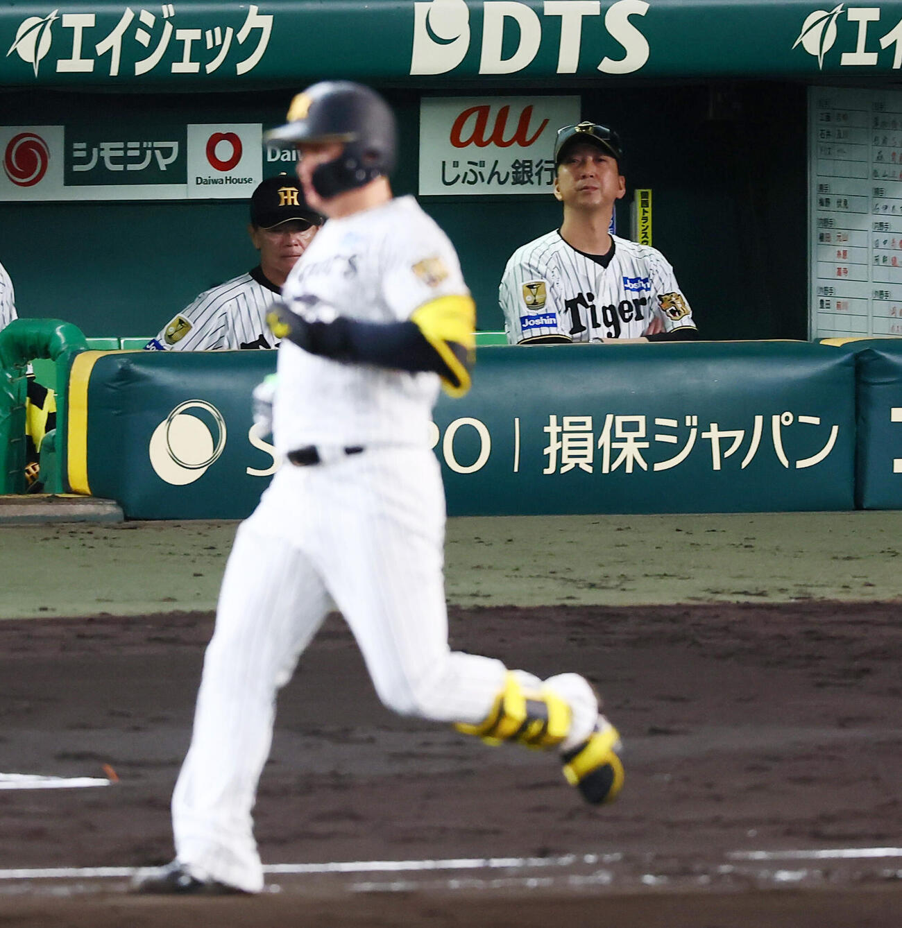 阪神対中日　7回裏阪神無死、遊ゴロに倒れ一塁へ走る森下翔太と右はベンチの藤川球児監督（撮影・加藤哉）