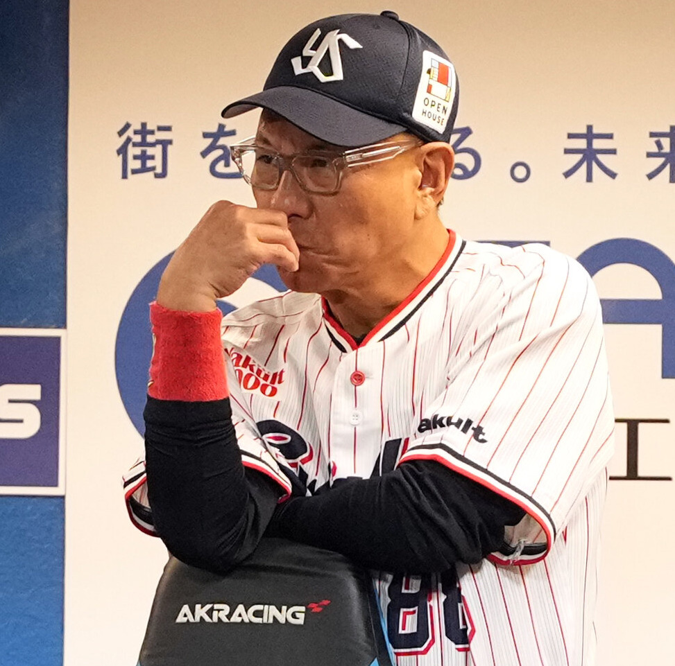 ヤクルト対広島　戦況を見つめるヤクルト池山隆寛監督（撮影・たえ見朱実）