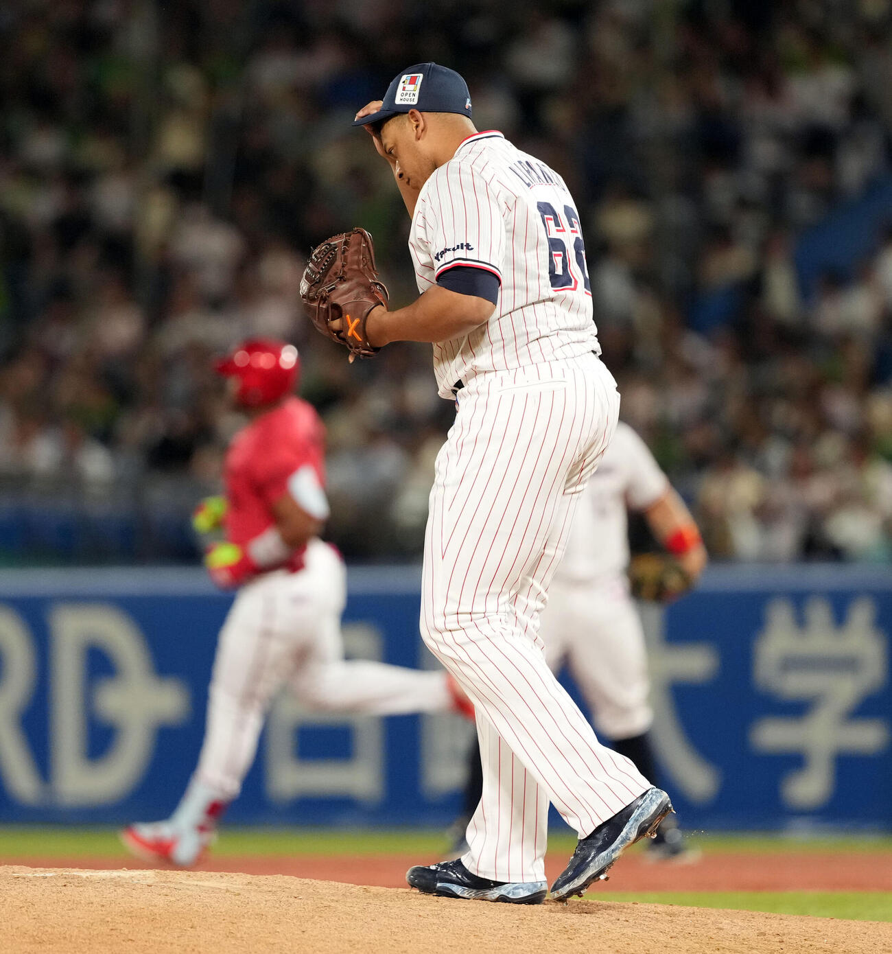 ヤクルト対広島　7回表広島無死、エレフリス・モンテロにソロ本塁打を浴びるヘスース・リランソ（撮影・たえ見朱実）