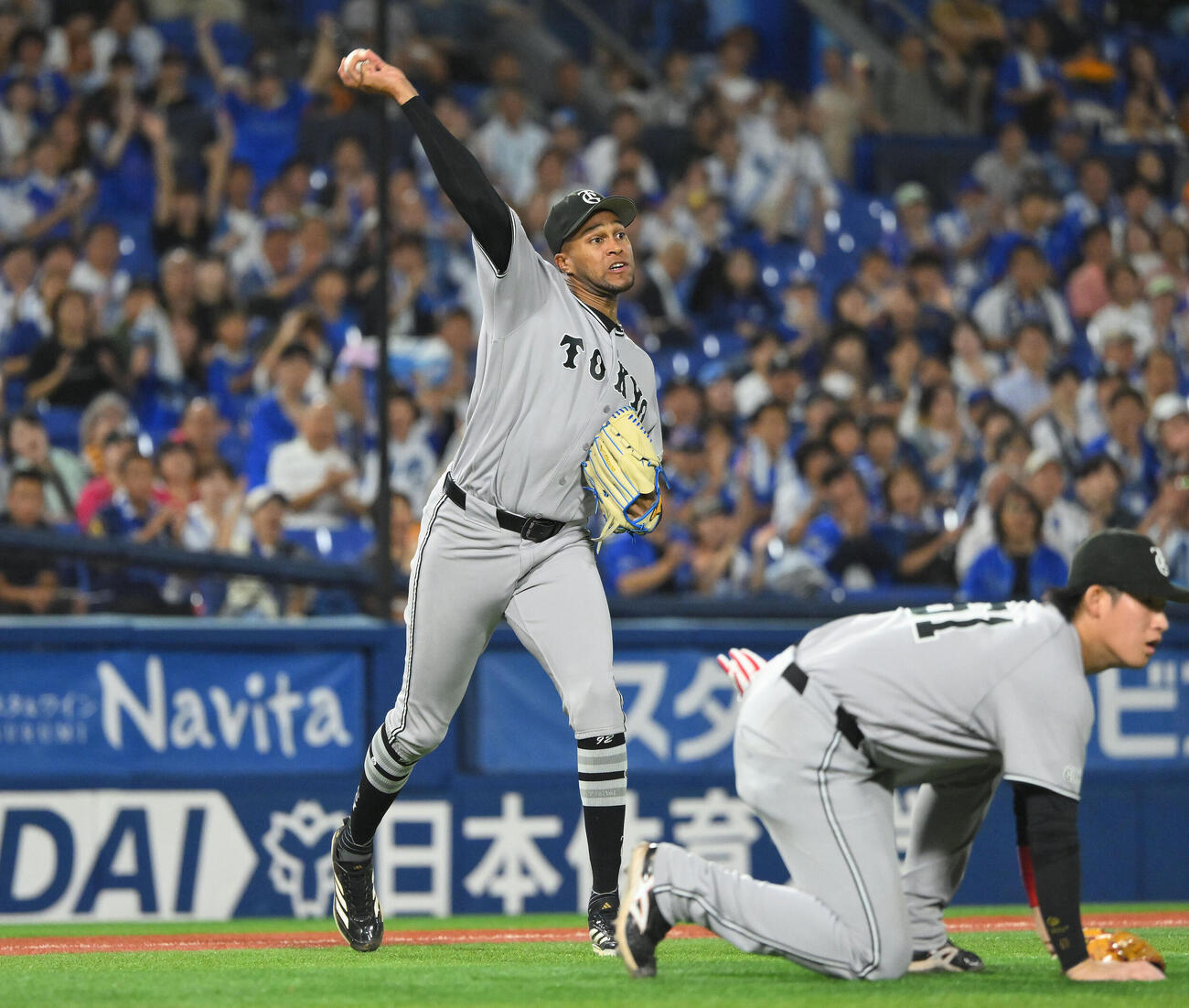DeNA対巨人　12回裏DeNA無死一、二塁、古市尊の犠打を一塁に悪送球するライデル・マルティネス（撮影・滝沢徹郎）