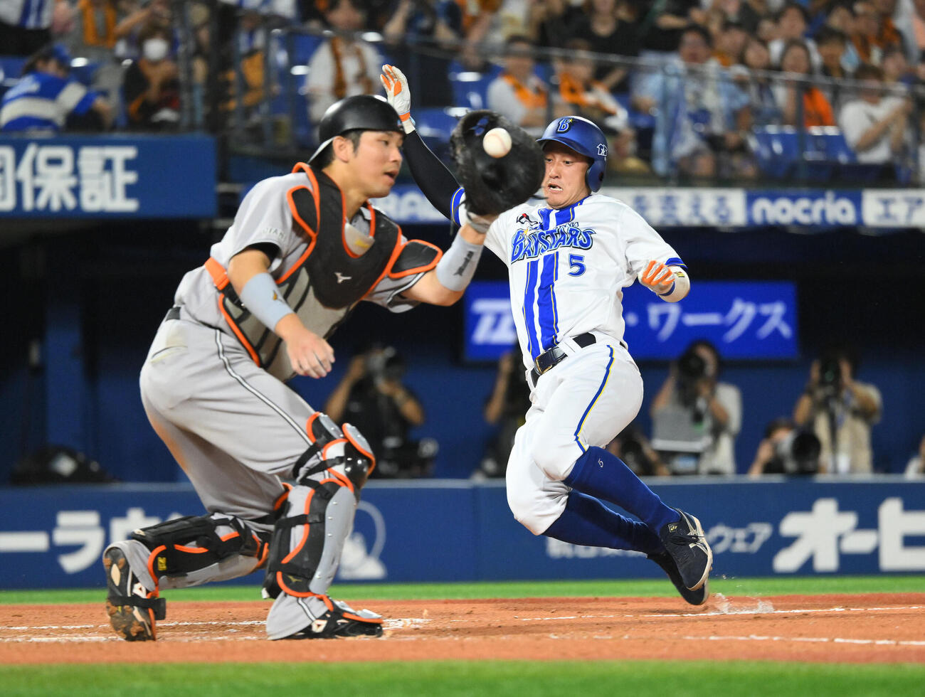 DeNA対巨人　12回裏DeNA無死一、二塁、敵失で生還する二塁走者松尾汐恩（右）。捕手大城卓三（撮影・滝沢徹郎）