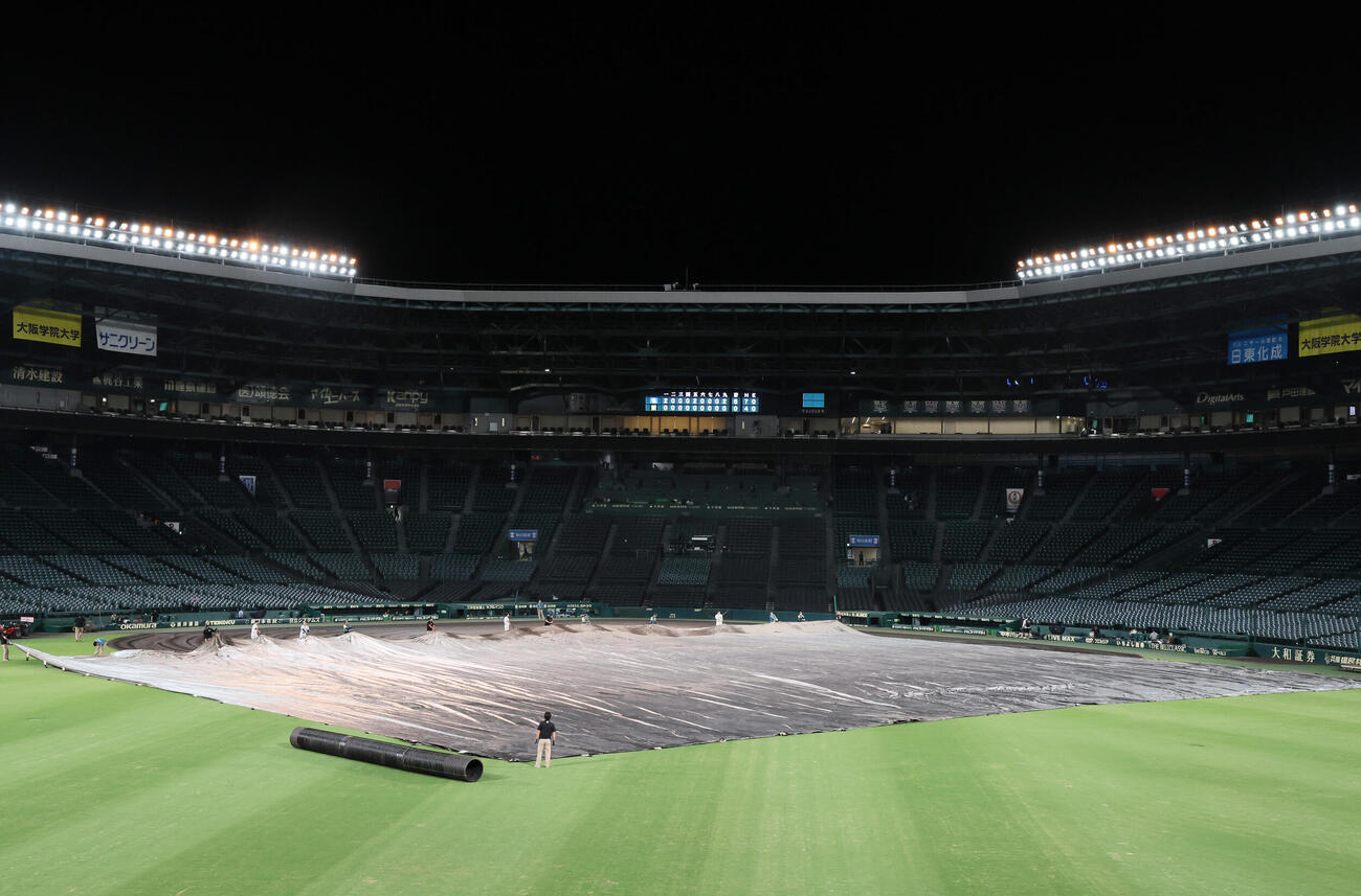 阪神対中日　試合後は早速雨天用のシートがかけられた甲子園球場(撮影・加藤哉）