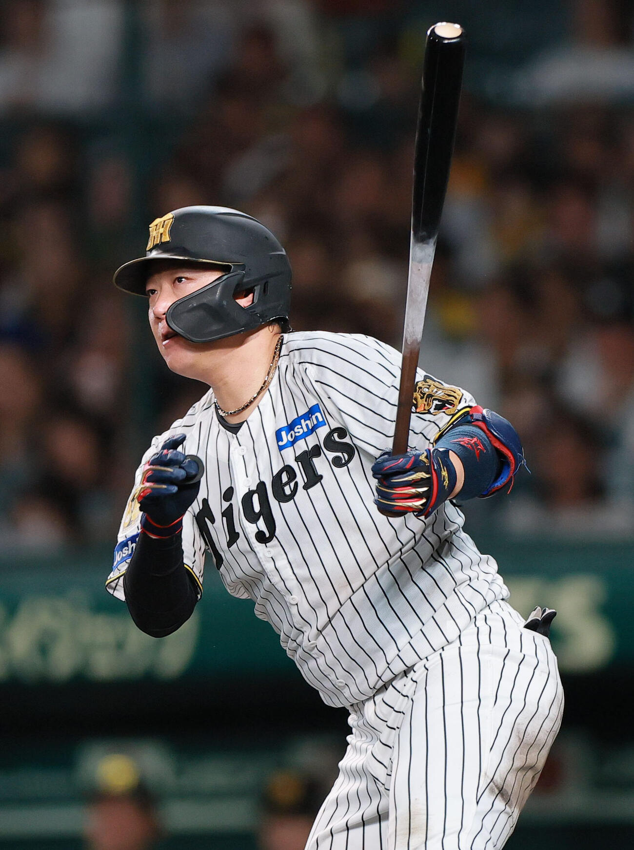 阪神対中日　7回裏阪神1死一塁、大山悠輔は二塁打を放つ（撮影・上山淳一）