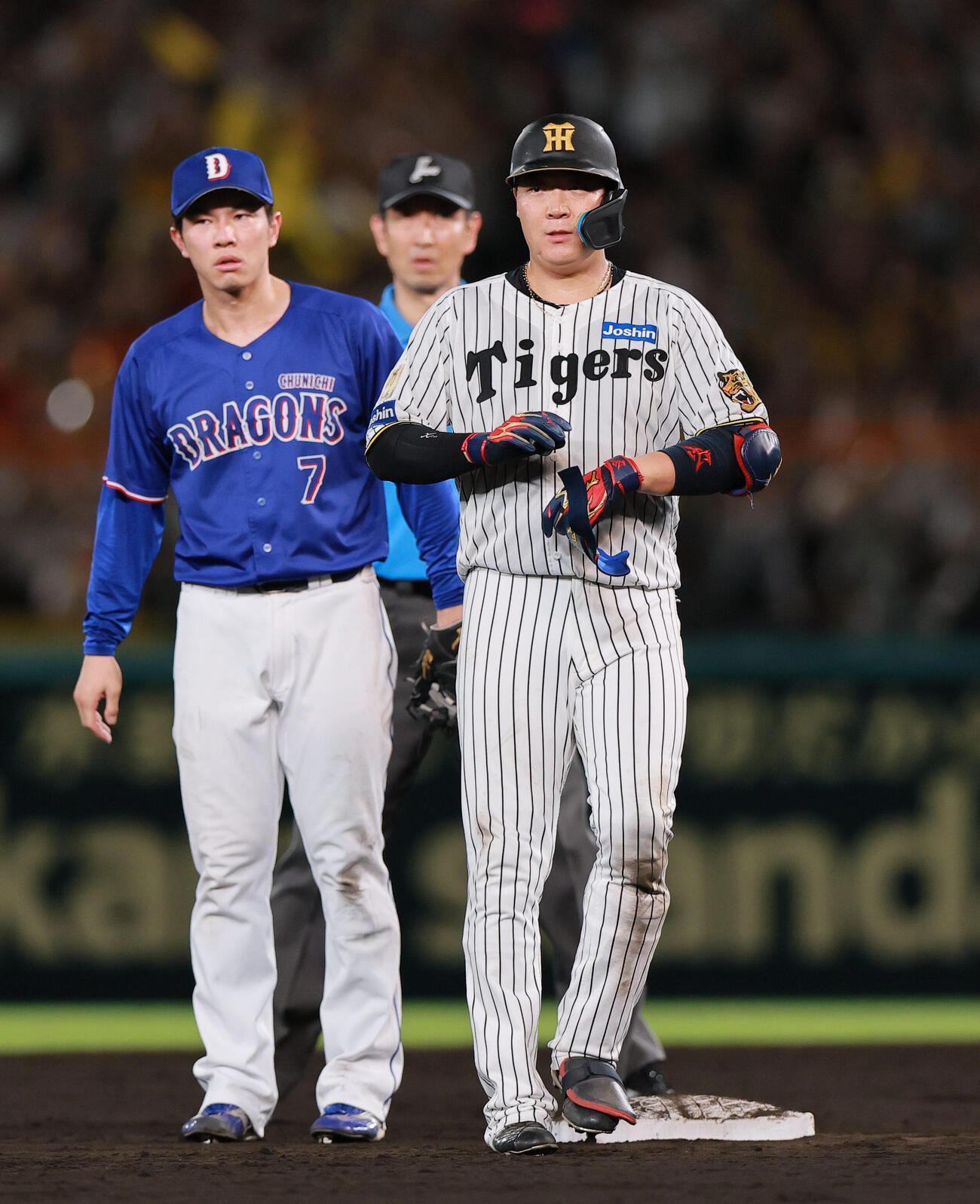 阪神対中日　7回裏阪神1死一塁、大山悠輔（手前）は二塁打を放つ（撮影・上山淳一）