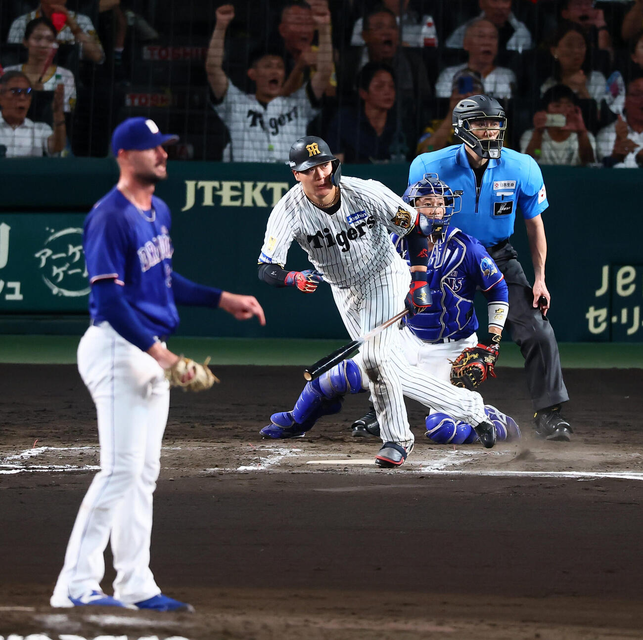 阪神対中日　7回裏阪神1死一塁、大山悠輔は左線に二塁打を放つ。投手カイル・マラー（撮影・加藤哉）