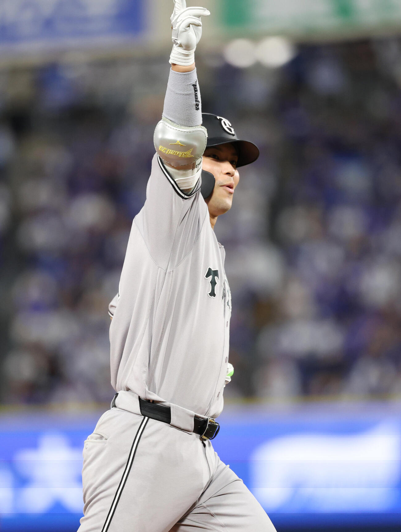 DeNA対巨人　5回表巨人2死三塁、2点本塁打を放ちポーズをする大城卓三（撮影・増田悦実）
