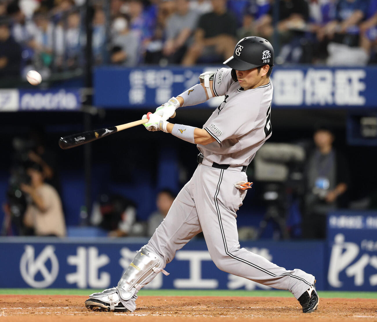 DeNA対巨人　5回表巨人2死三塁、2点本塁打を放つ大城卓三（撮影・増田悦実）