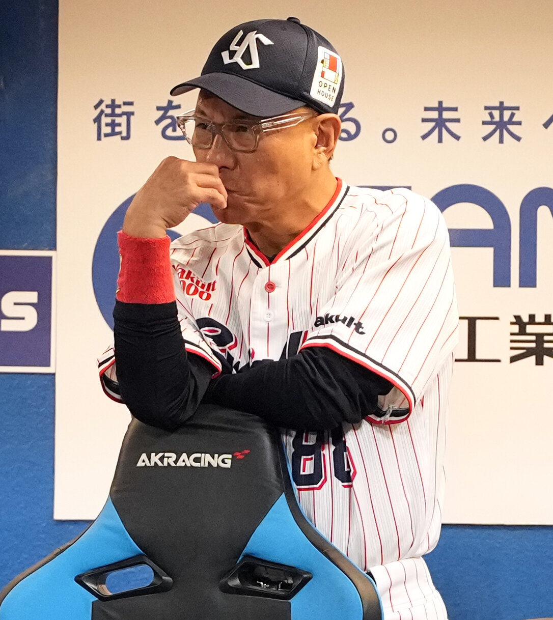 ヤクルト対広島　戦況を見つめるヤクルト池山隆寛監督（撮影・たえ見朱実）