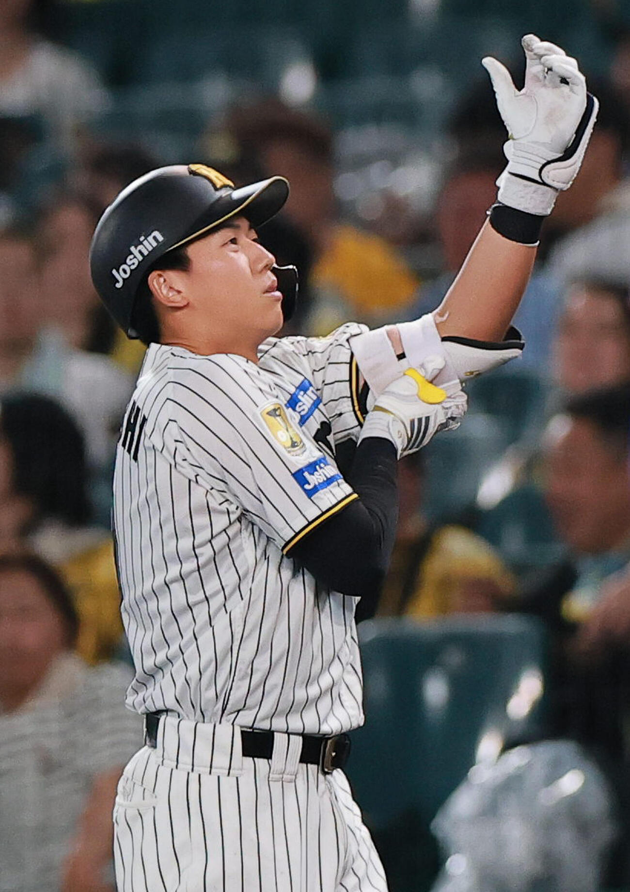 阪神対中日　7回裏阪神1死二、三塁、立石正広は三ゴロに倒れベンチに戻る（撮影・上山淳一）