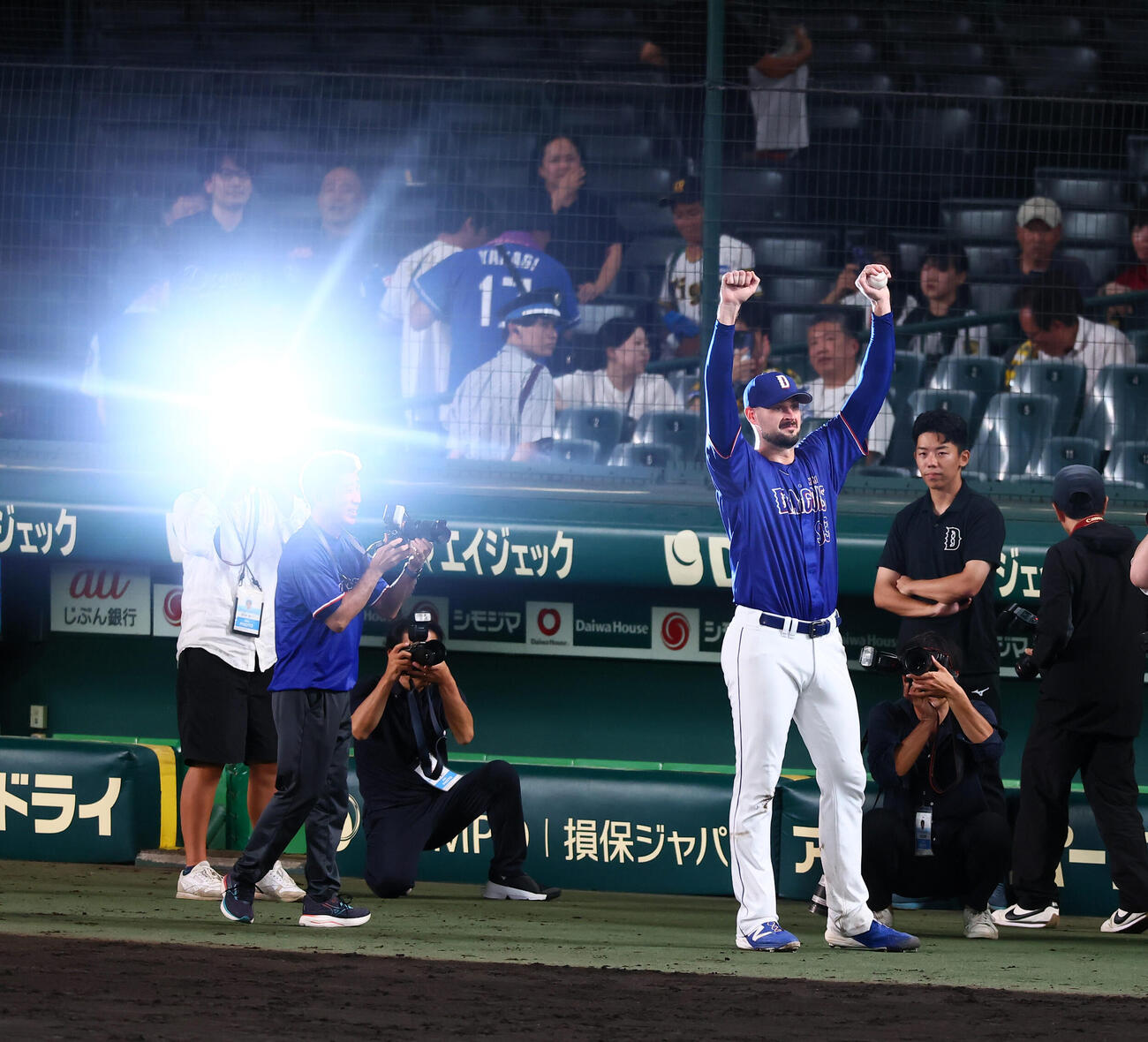阪神対中日　ヒーローインタビューを終えファンに手を振ってあいさつする中日カイル・マラー（撮影・加藤哉）