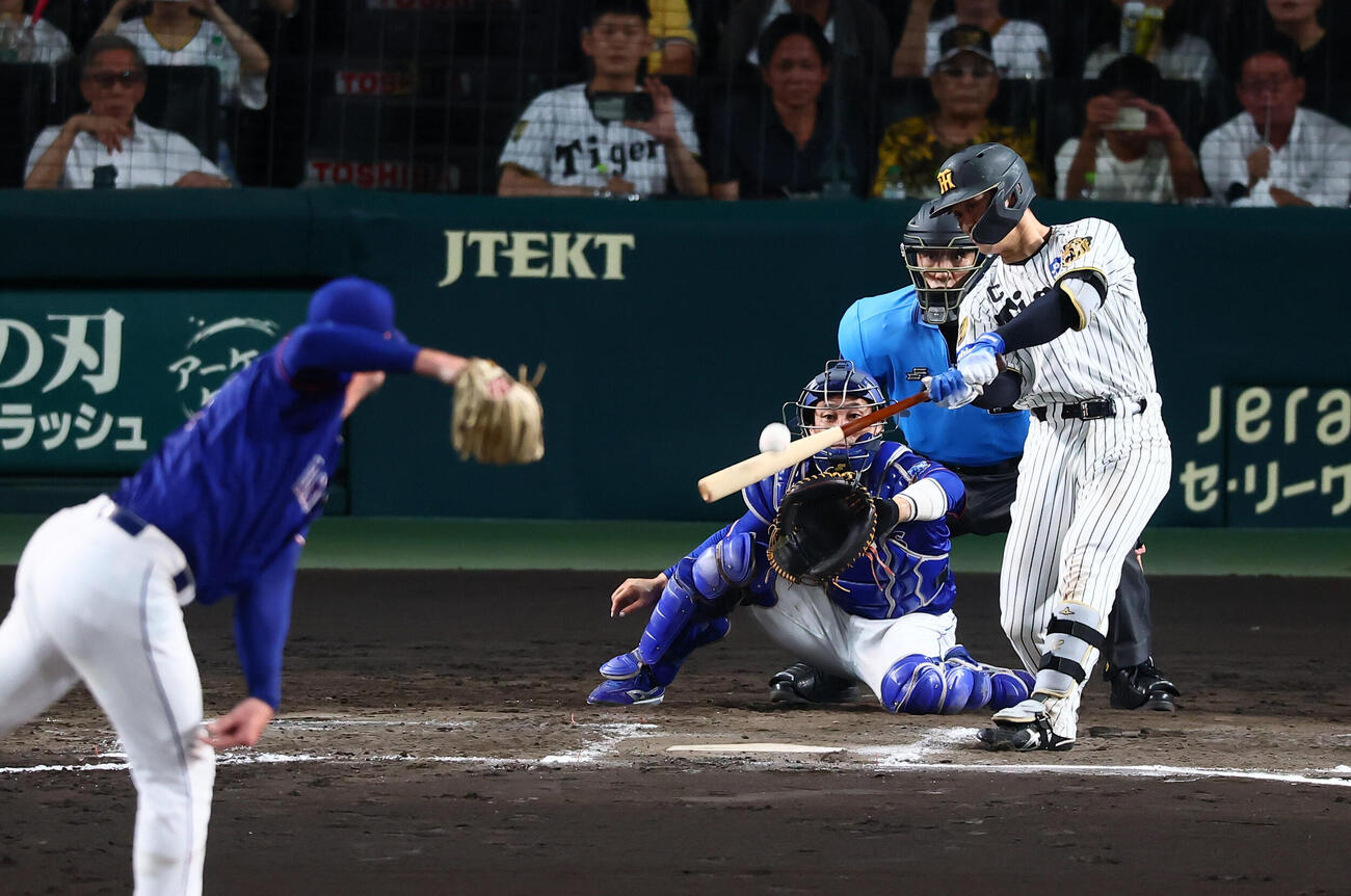 阪神対中日　7回裏阪神2死二、三塁、坂本誠志郎は左飛を打ち上げる。投手カイル・マラー（撮影・加藤哉）
