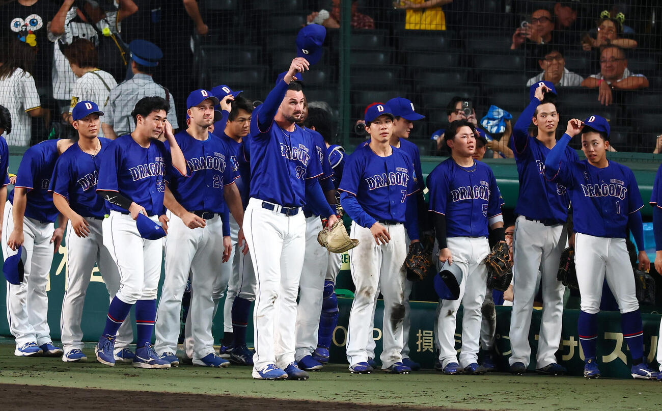阪神対中日　阪神に勝利しファンにあいさつするカイル・マラーと中日ナイン（撮影・加藤哉）