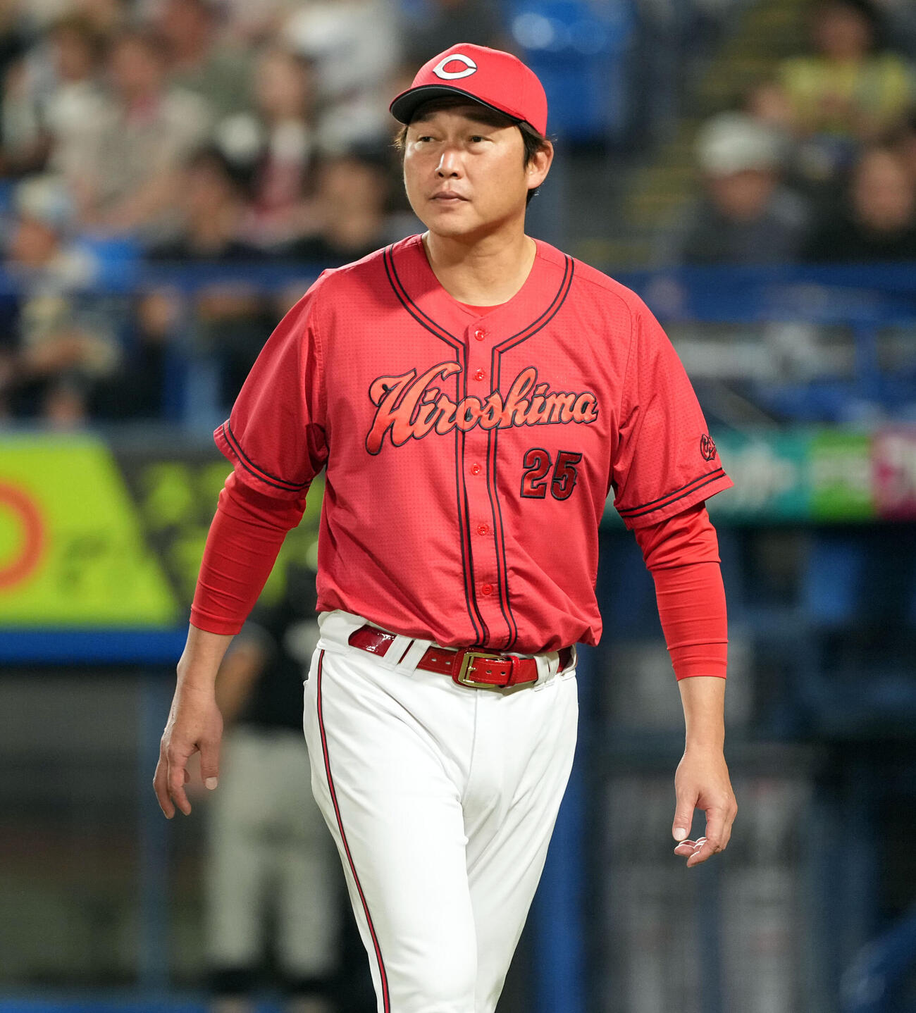 ヤクルト対広島　8回裏、選手の交代を告げベンチに下がる広島新井貴浩監督（撮影・たえ見朱実）