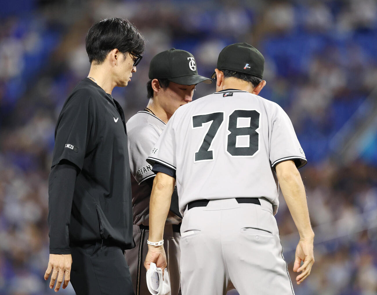 DeNA対巨人　11回裏が始まる前、目に涙を浮かべ交代する浦田俊輔（撮影・増田悦実）
