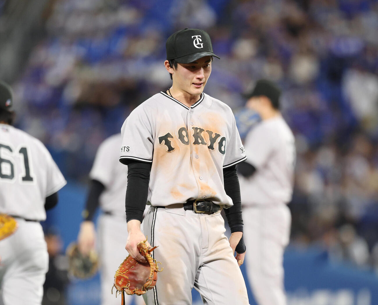 DeNA対巨人　11回裏が始まる前、目に涙を浮かべ交代する浦田俊輔（撮影・増田悦実）