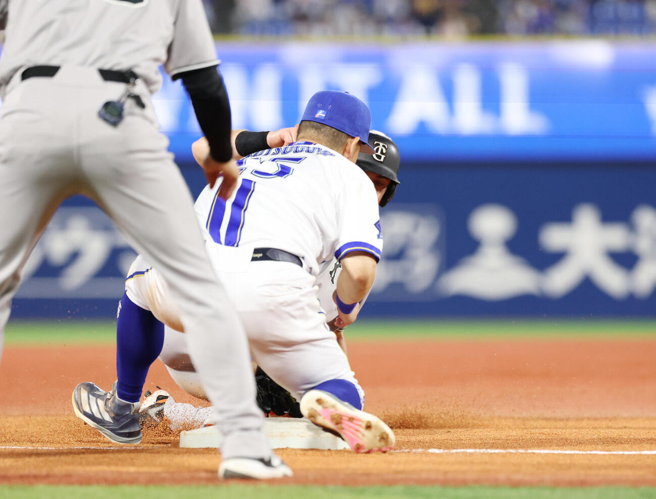 DeNA対巨人　12回表巨人2死一、二塁、盗塁しするボビー・ダルベック（撮影・増田悦実）
