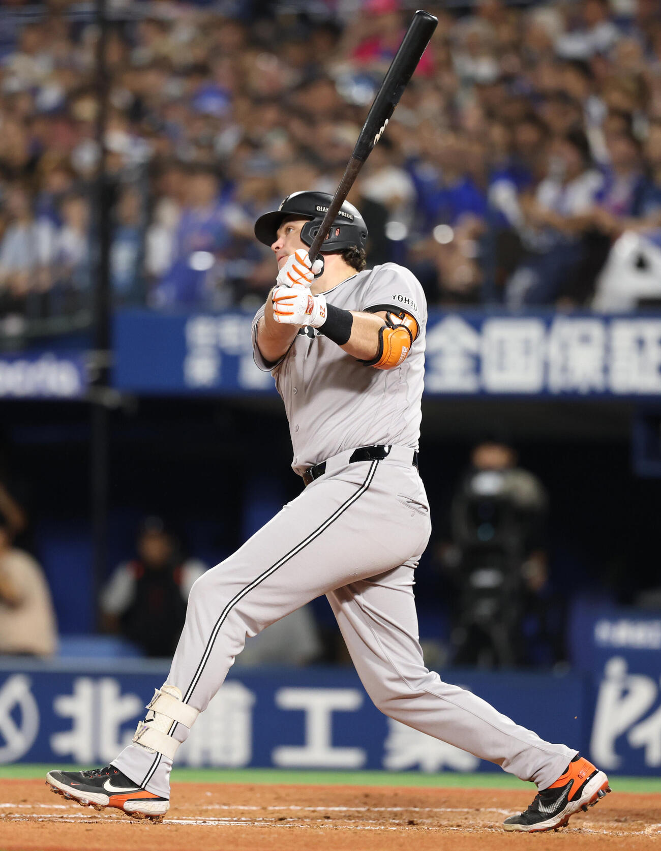 DeNA対巨人　3回表巨人2死一塁、安打を放つボビー・ダルベック（撮影・増田悦実）