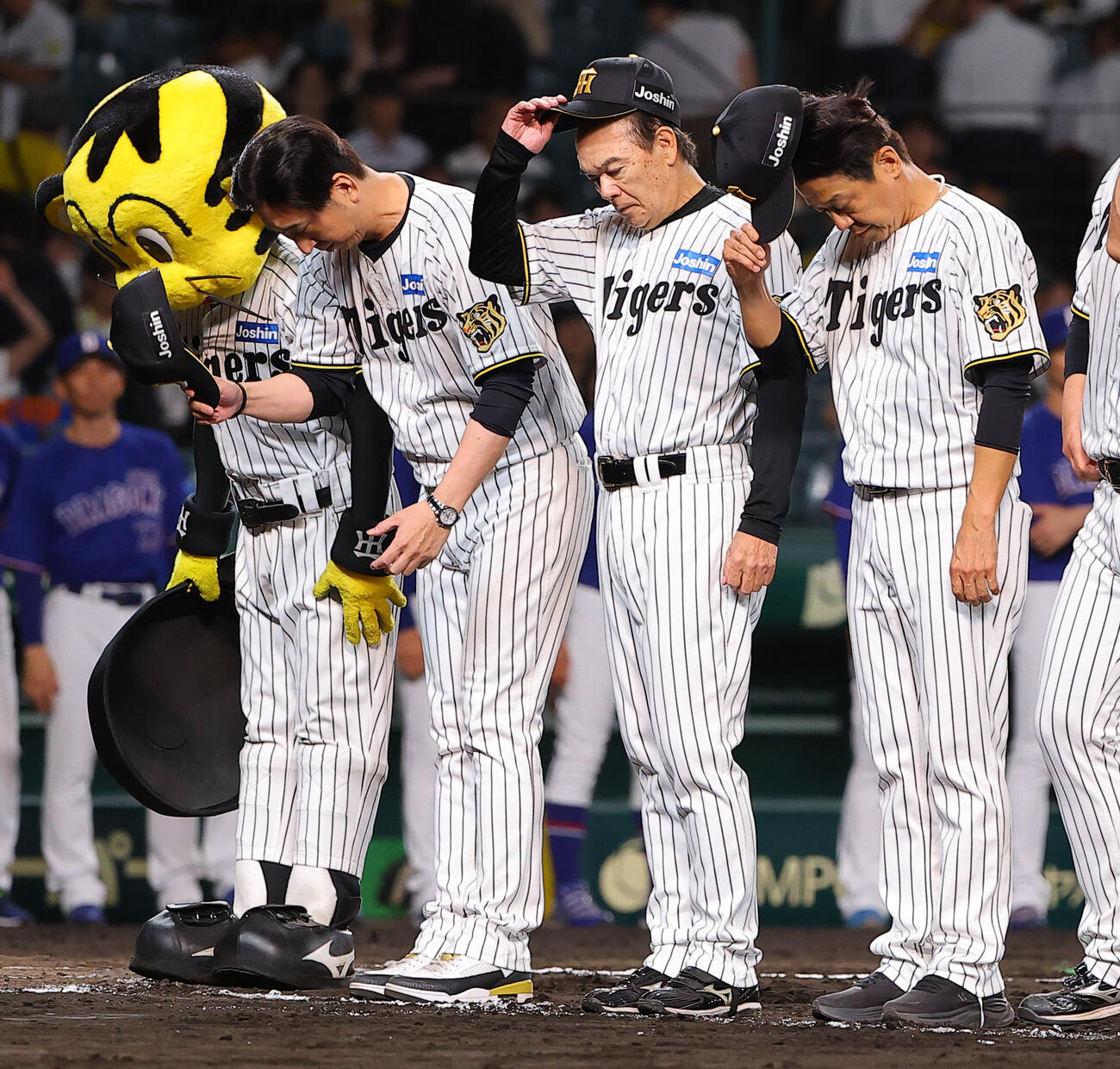 阪神対中日　中日に敗れた藤川球児監督（左から2人目）はファンにあいさつをする（撮影・上田博志）