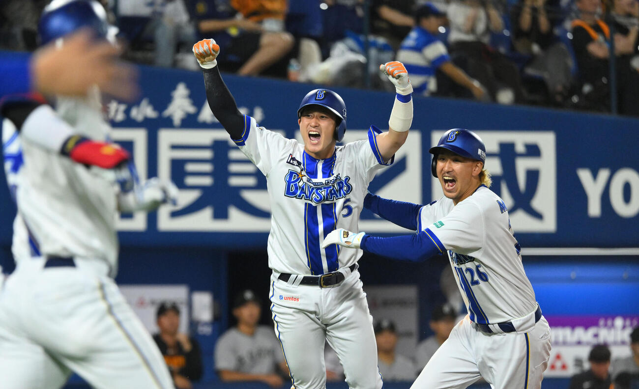 DeNA対巨人　12回裏DeNA無死一、二塁、敵失で生還し喜ぶ二塁走者松尾汐恩（中央）（撮影・滝沢徹郎）