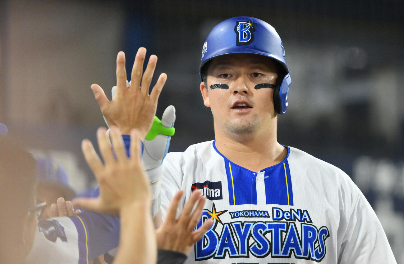 DeNA対巨人　1回裏DeNA2死、先制ソロ本塁打を放った牧秀悟は生還しチームメートとタッチをかわす（撮影・滝沢徹郎）