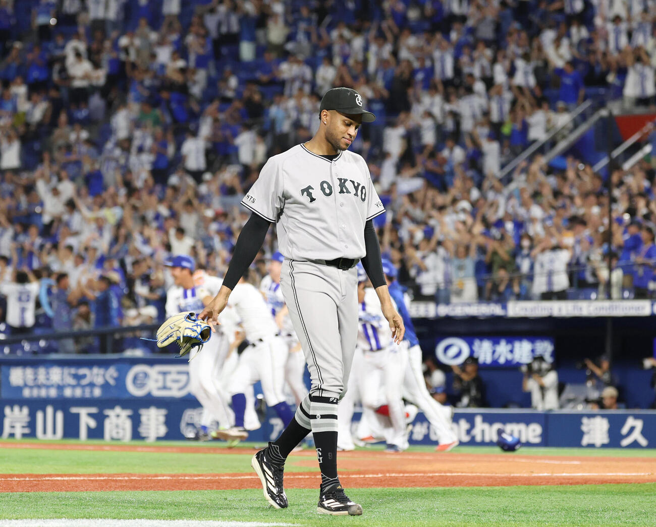 DeNA対巨人　サヨナラ負けしがっくりするライデル・マルティネス（撮影・増田悦実）