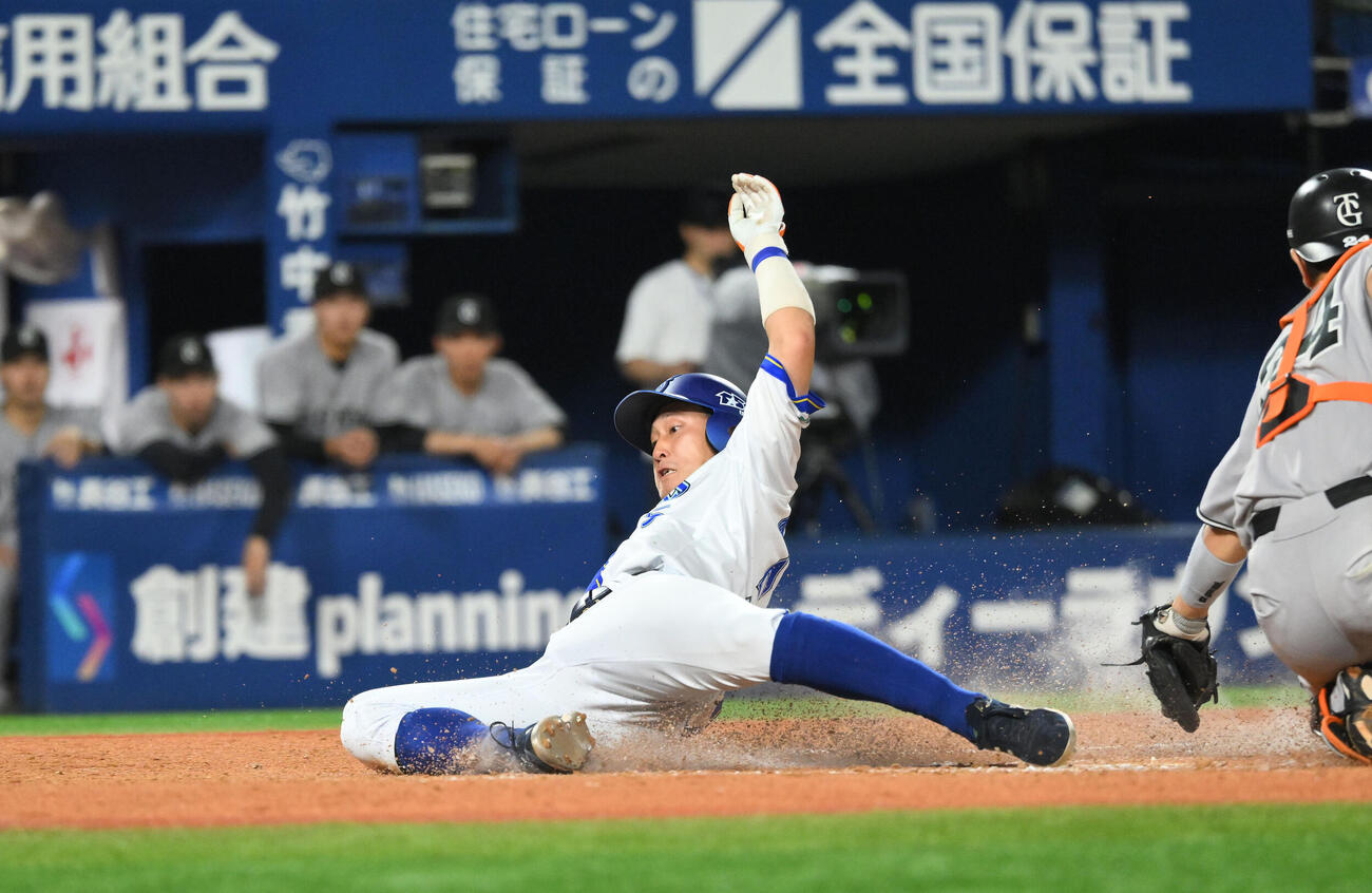 DeNA対巨人　12回裏DeNA無死一、二塁、敵失で生還する二塁走者松尾汐恩（撮影・滝沢徹郎）