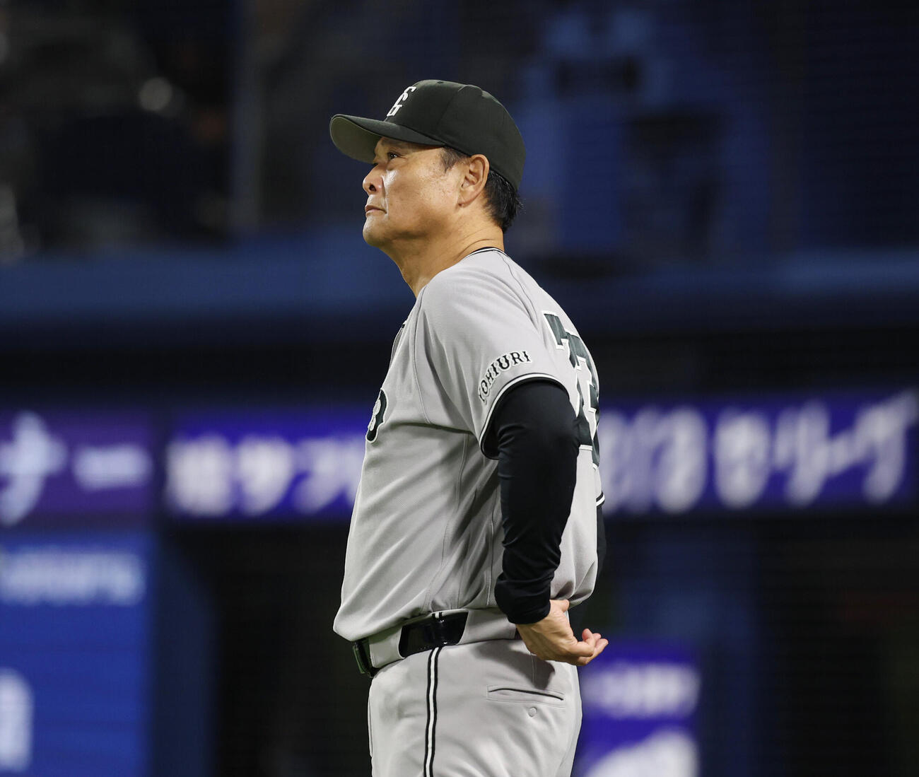 DeNA対巨人　メンバー交代を告げる巨人橋上秀樹監督代行（撮影・増田悦実）