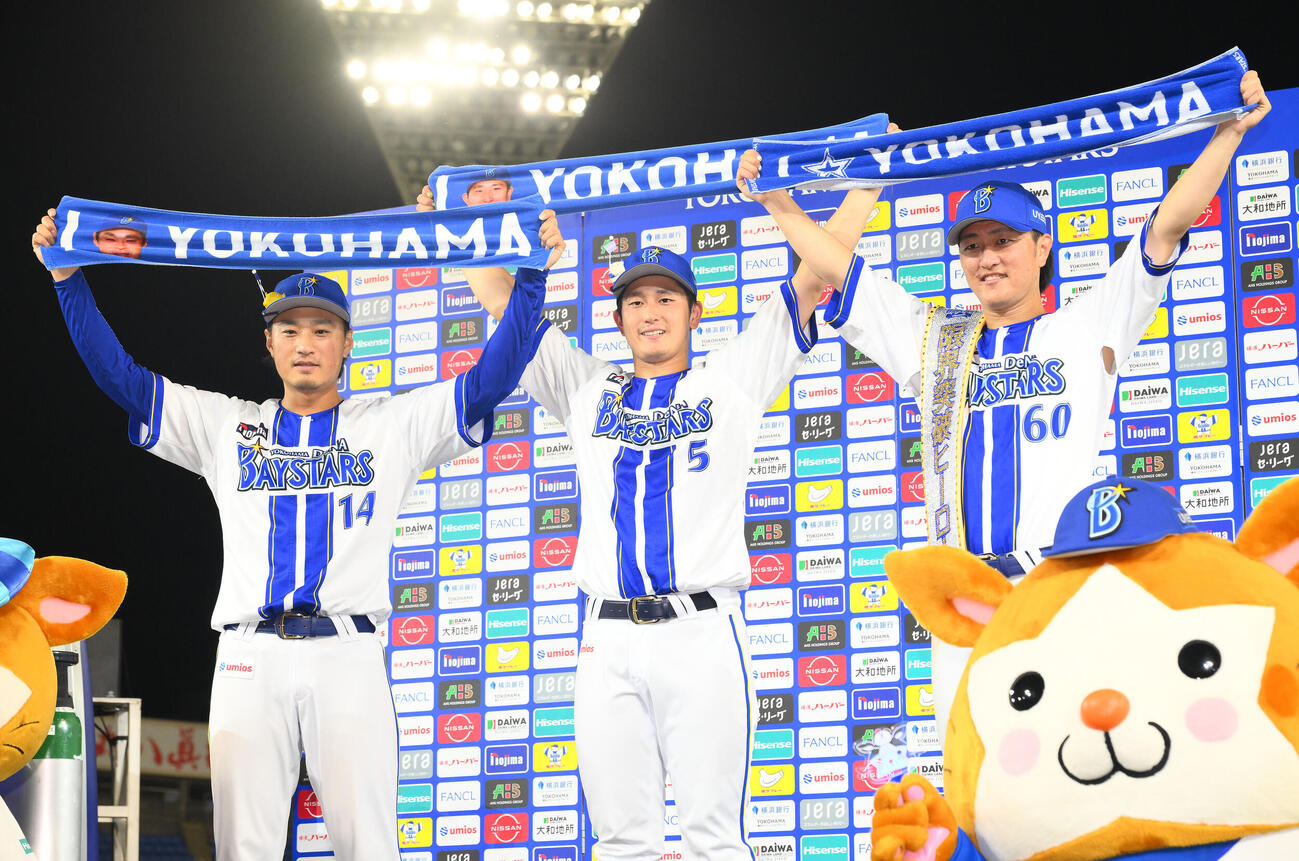 DeNA対巨人　ヒーローインタビューを終えポーズを決めるDeNAの、左から石田健大、松尾汐恩、古市尊（撮影・滝沢徹郎）