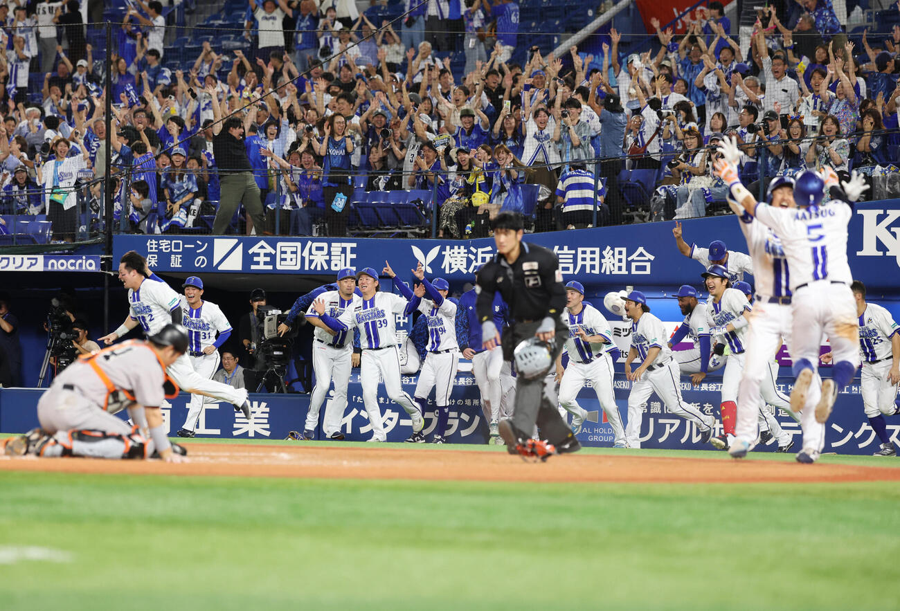 DeNA対巨人　12回裏無死一、二塁、古市尊の犠飛でサヨナラ勝ちしベンチを飛び出すDeNAナイン（撮影・増田悦実）