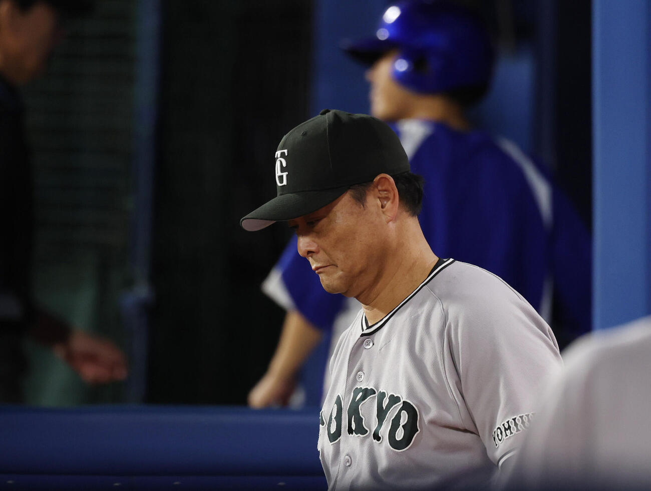 DeNA対巨人　サヨナラ負けし引き揚げる巨人橋上秀樹監督代行（撮影・増田悦実）