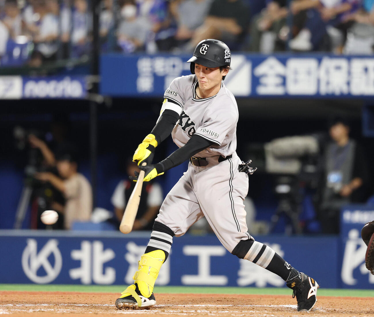 DeNA対巨人　11回表巨人2死、安打を放つ浦田俊輔（撮影・増田悦実）
