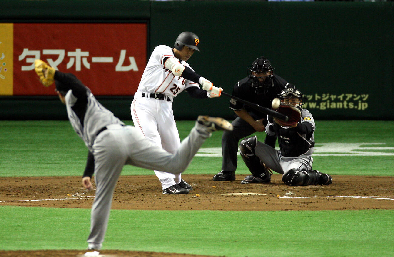 2008年10月8日、巨人対阪神　0－0の3回、左中間へ先制2点二塁打を放つ李承燁