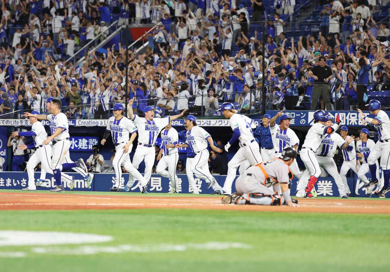 DeNA対巨人　サヨナラ勝ちしベンチを飛び出すDeNAナイン（2026年9月14日撮影）