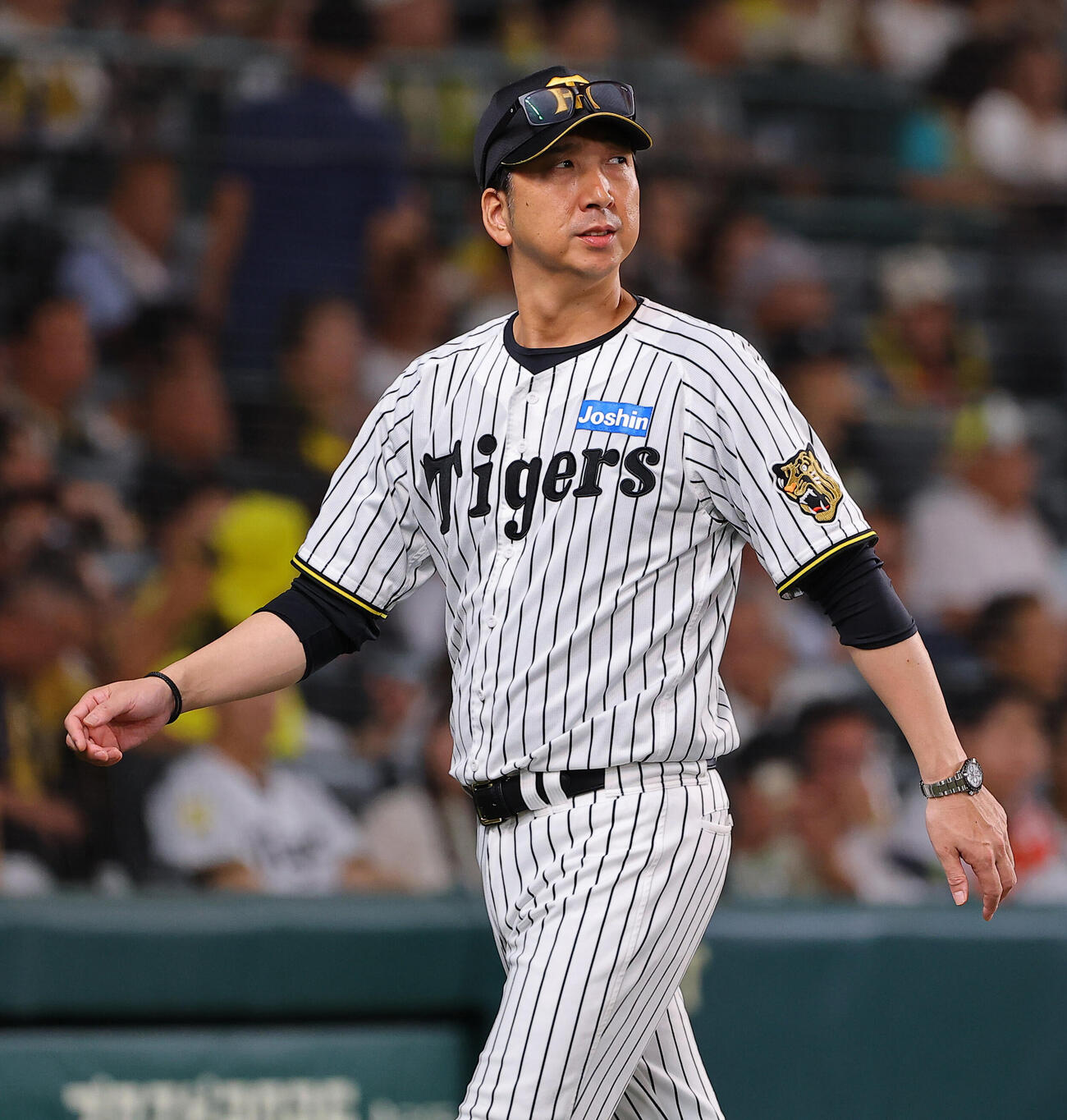 阪神対中日　選手交代を告げベンチに引き揚げる藤川球児監督（撮影・上田博志）