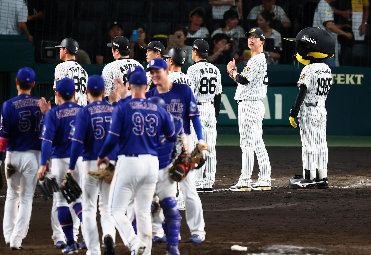 2026年9月14日、阪神対中日　中日に連敗した阪神藤川球児監督はスタンドにあいさつするためグラウンドに出る
