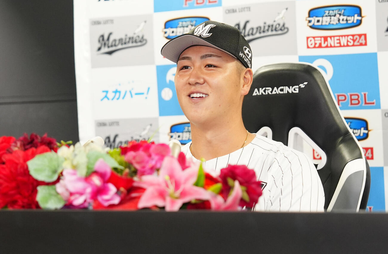 8月度スカパー！サヨナラ賞に選ばれ、会見で笑顔のロッテ山口航輝（撮影・鈴木みどり）