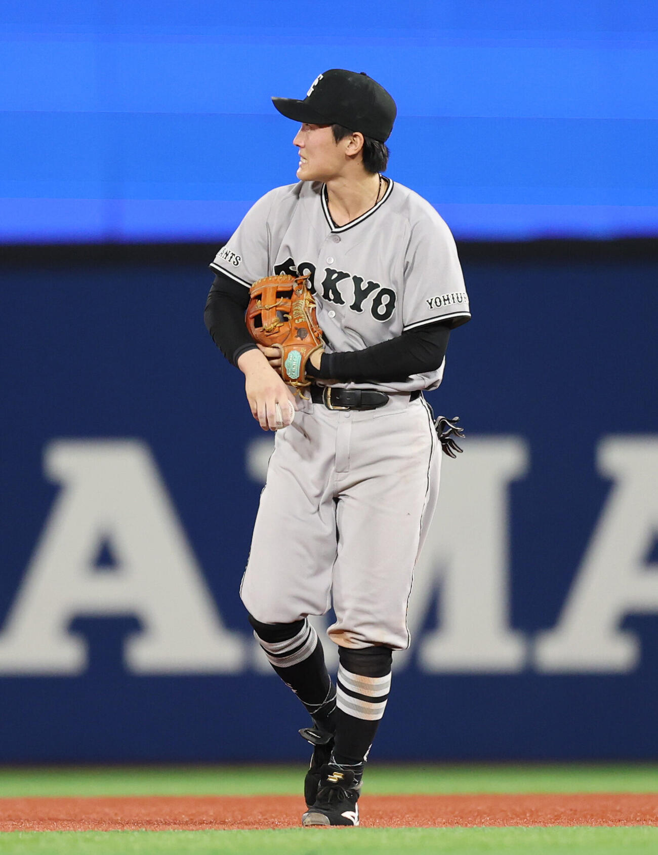 14日DeNA戦、守備で右肘を強打し顔をしかめる浦田俊輔